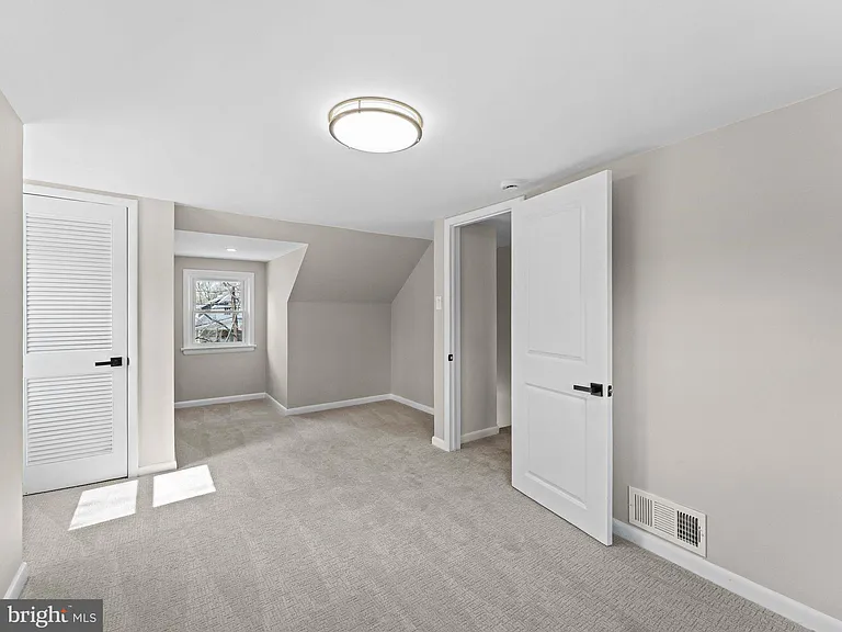 204 E Mill Rd — Photo 20