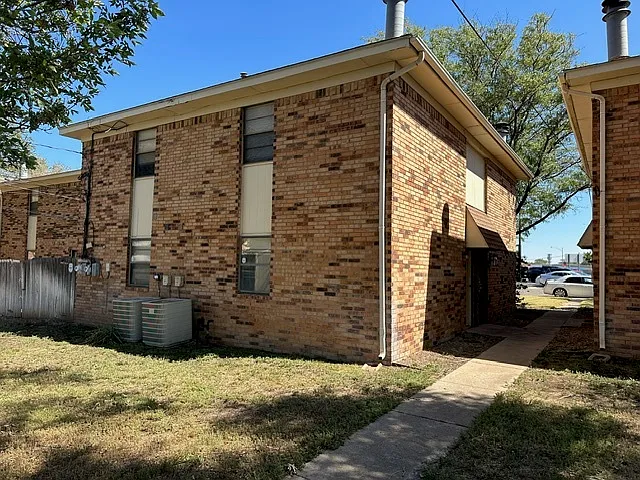 3612 Hawthorne Dr — Photo 1