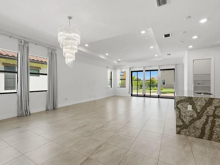 11760 Bayview Cir — Photo 21