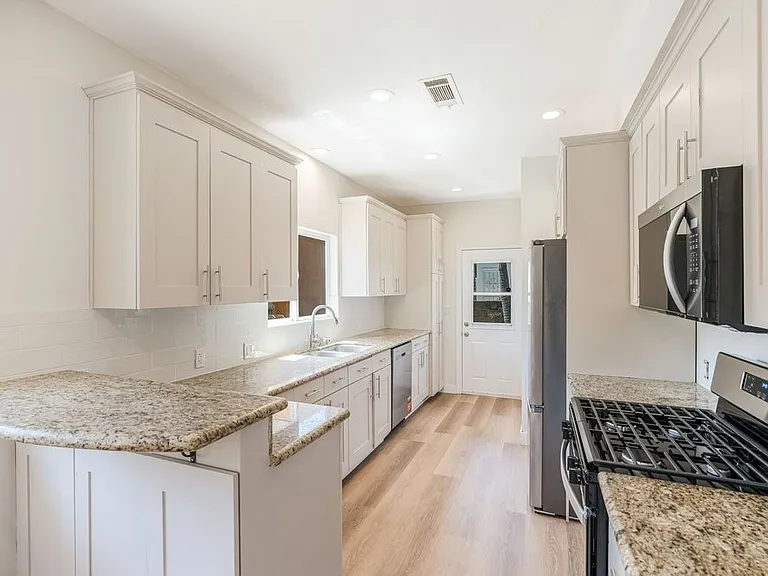 1100 S Highland Ave — Photo 11