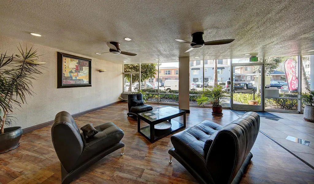 Linden Lofts Apartments of Long Beach — Photo 3