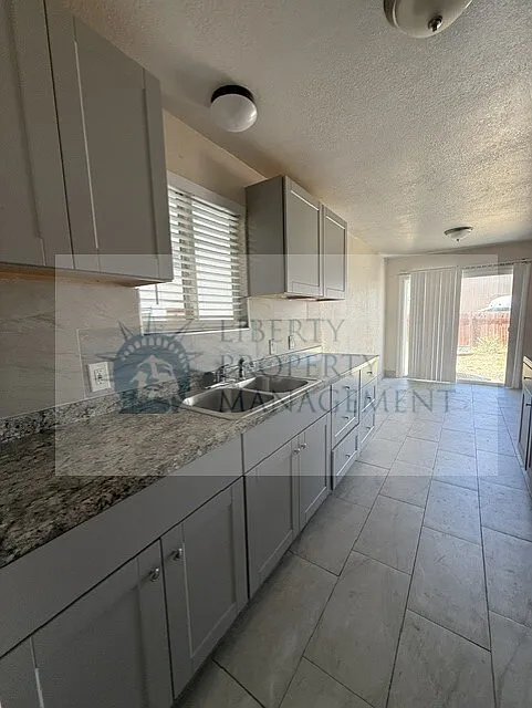 3 bed, 1032 sqft, $1,995 — Photo 1