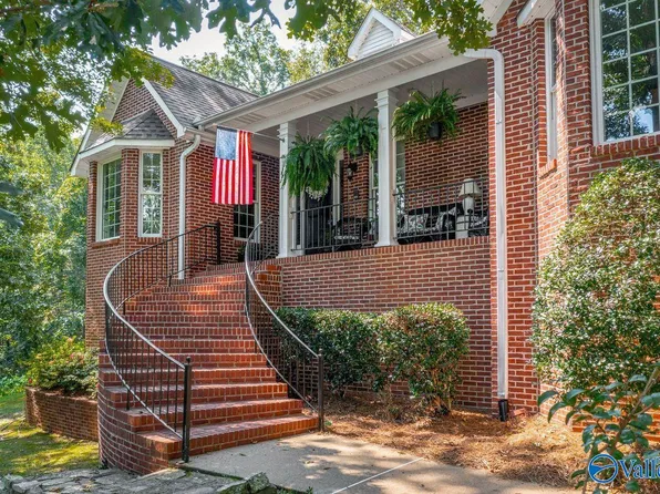 207 Hummingbird Way, Rainbow City, AL 35906