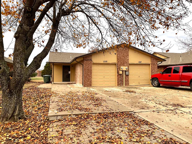 239 Ashley Dr — Photo 1