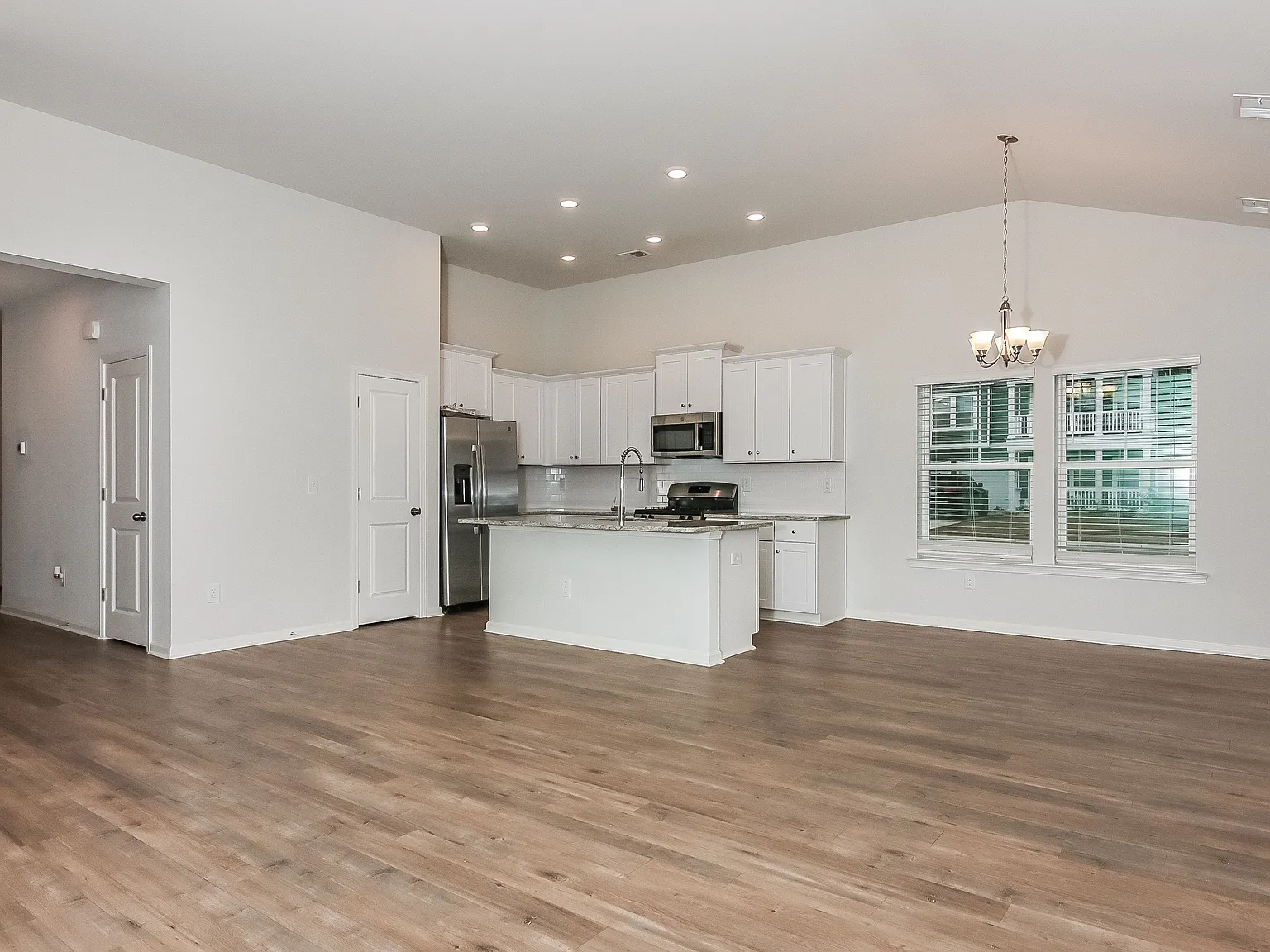 3 bed, 2.0 bath, 1414 sqft, $2,135 — Photo 4