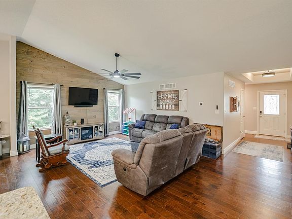 3rd image of 101 Shelburne Ct