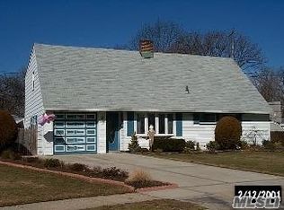 8 Falcon Ln, Levittown, NY 11756