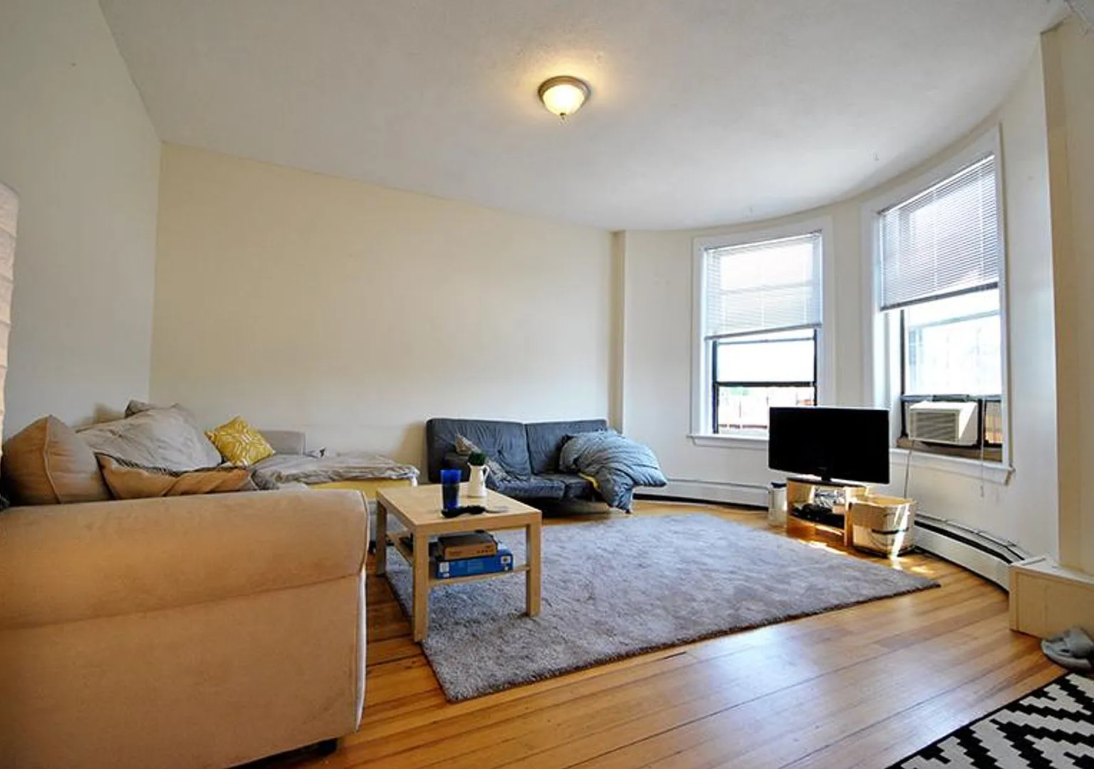 No Broker Fee!! August 1st Cleveland Circle 2 Bed Availability — Photo 2