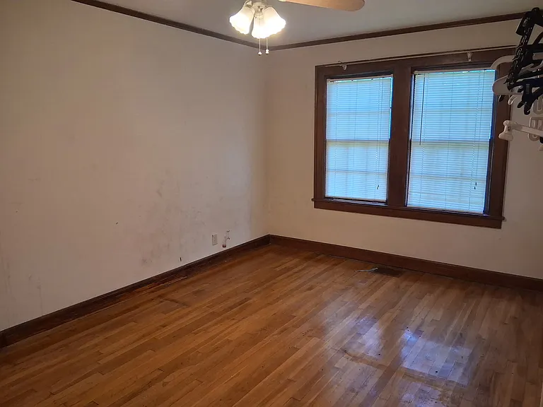 221 Roosevelt Ave — Photo 2
