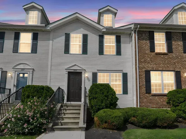 1079 Shady Lake Dr, Columbus, OH 43228