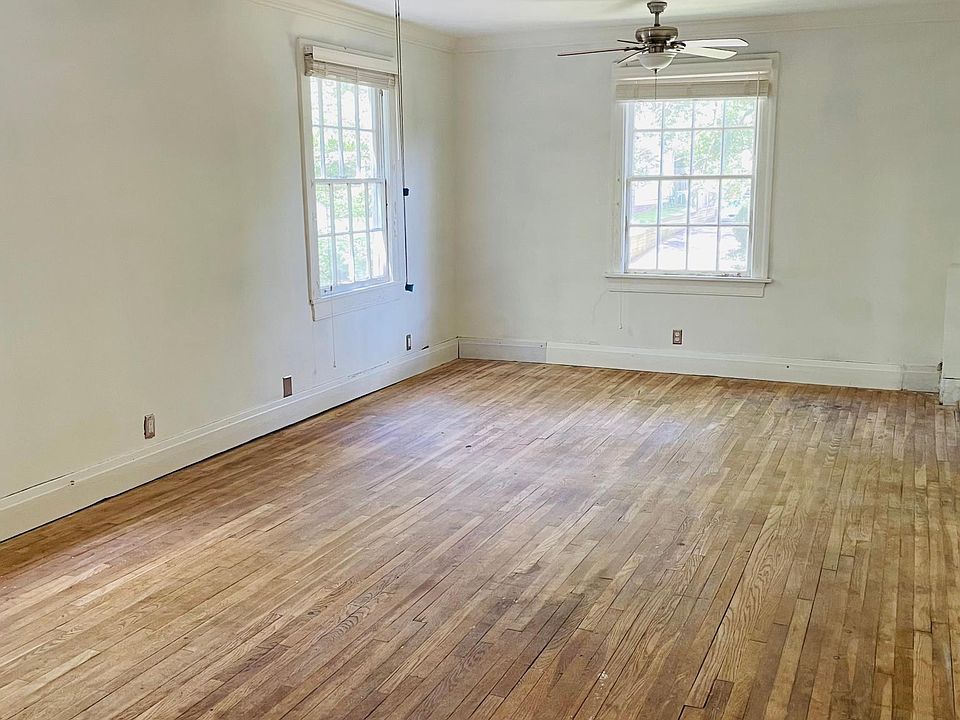 Bedroom (3 big windows)