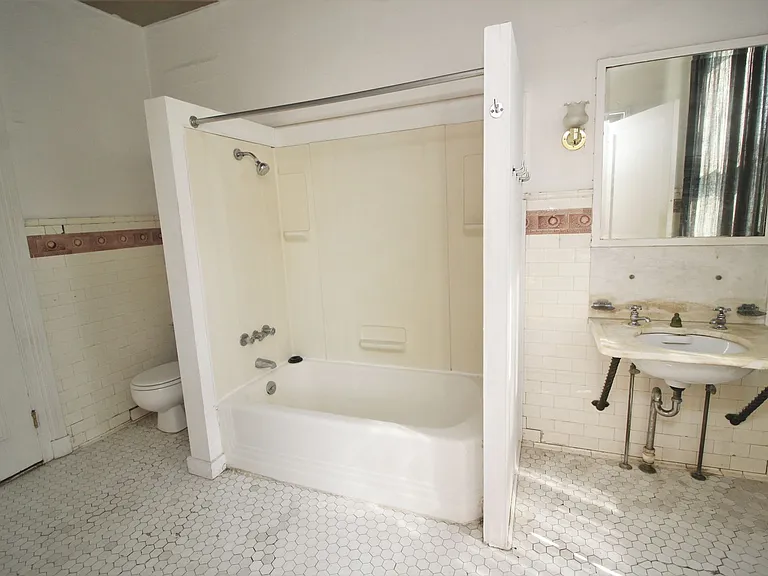 808 Cathedral St — Photo 16