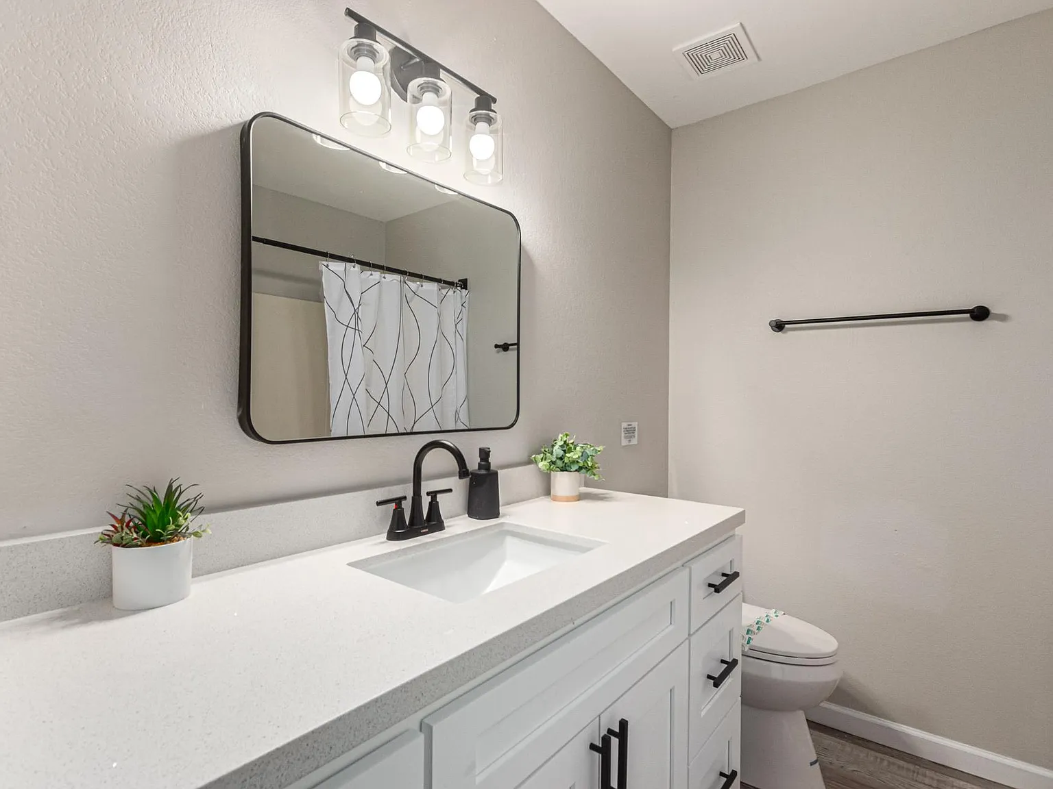 4 bed, 1.0 bath, 800 sqft, $789 — Photo 3