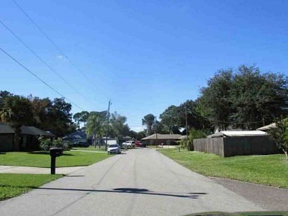 Exterior Neighborhood (street photo)