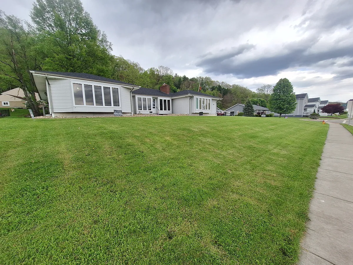 Building Photo - 800 W Wood St #C