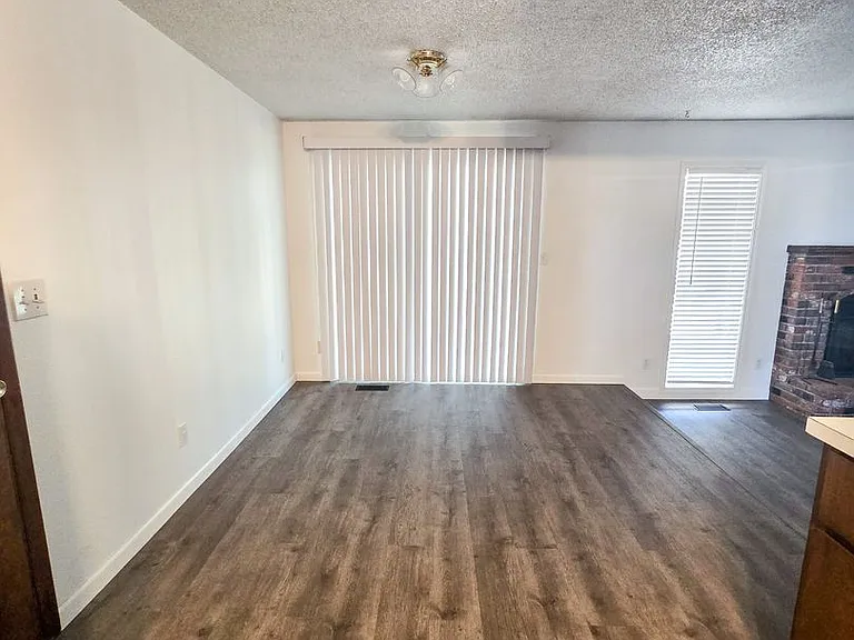 11613 Pacific Ct NE — Photo 4