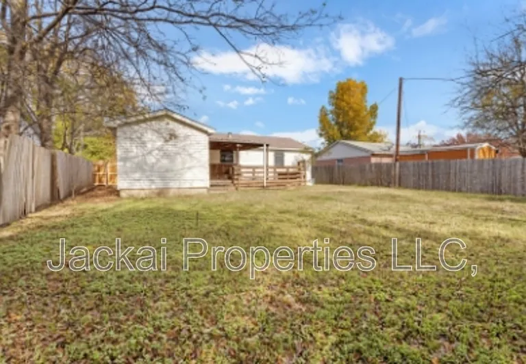 814 E Centennial St — Photo 24