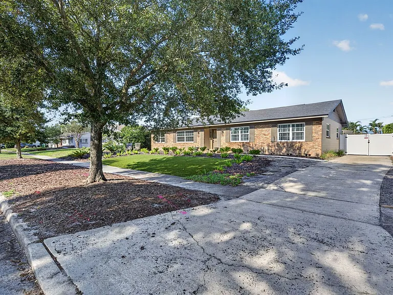 677 Selkirk Dr — Photo 39