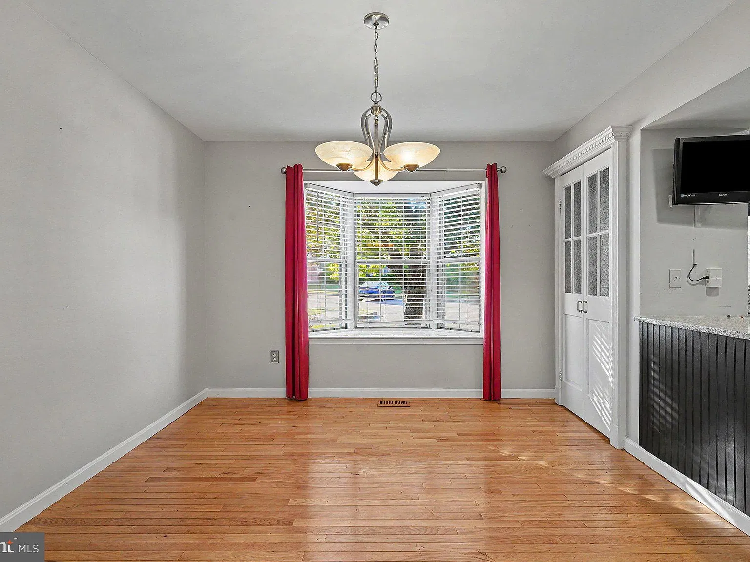 3 bed, 4.0 bath, 2058 sqft, $2,600 — Photo 3