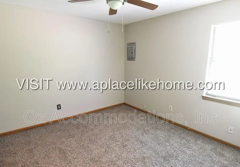 119 SE Greystone Dr — Photo 12