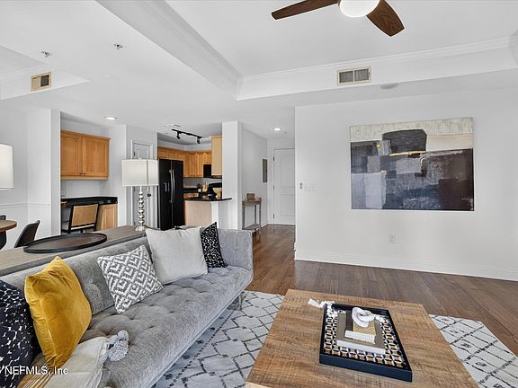 5th image of 400 E BAY Street #101