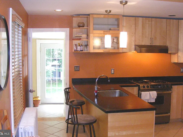 316 Locust Ave — Photo 12