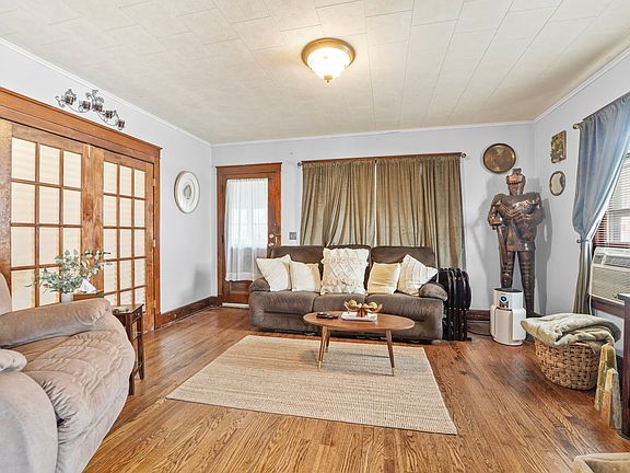 3rd image of 8 Beverly Pl
