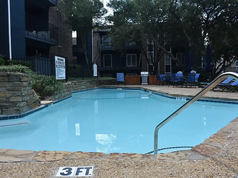 Oakwood Creek Apartments pool