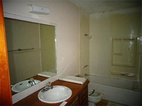 3rd image of 104 Broken Pine St