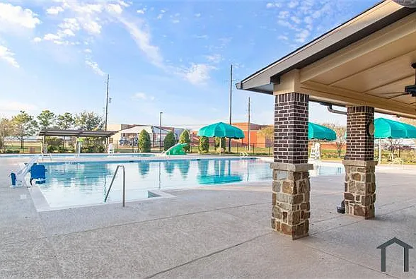 4 bed, 2600 sqft, $3,400 — Photo 2