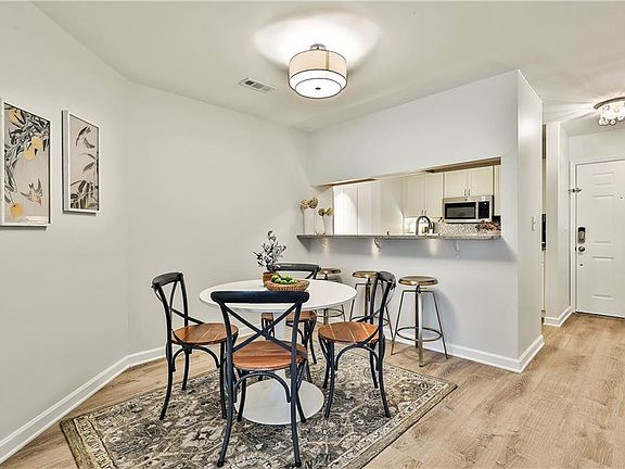 3rd image of 1029 N Jamestown Rd