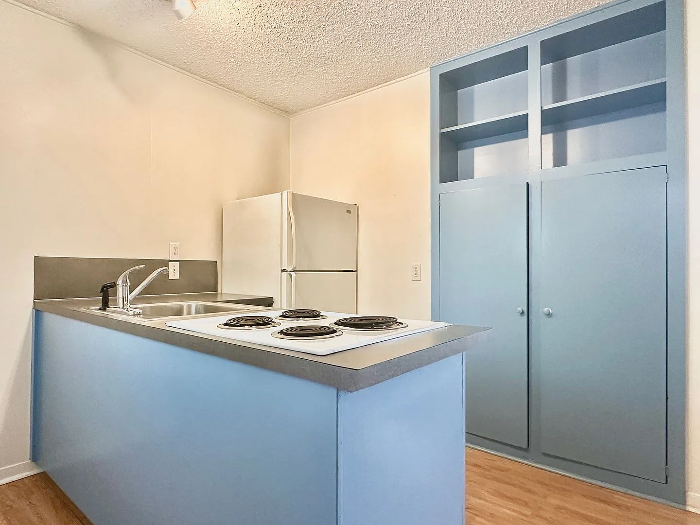 1 Bed 1 Bath Apartment - Steps from Campus!! — Photo 2
