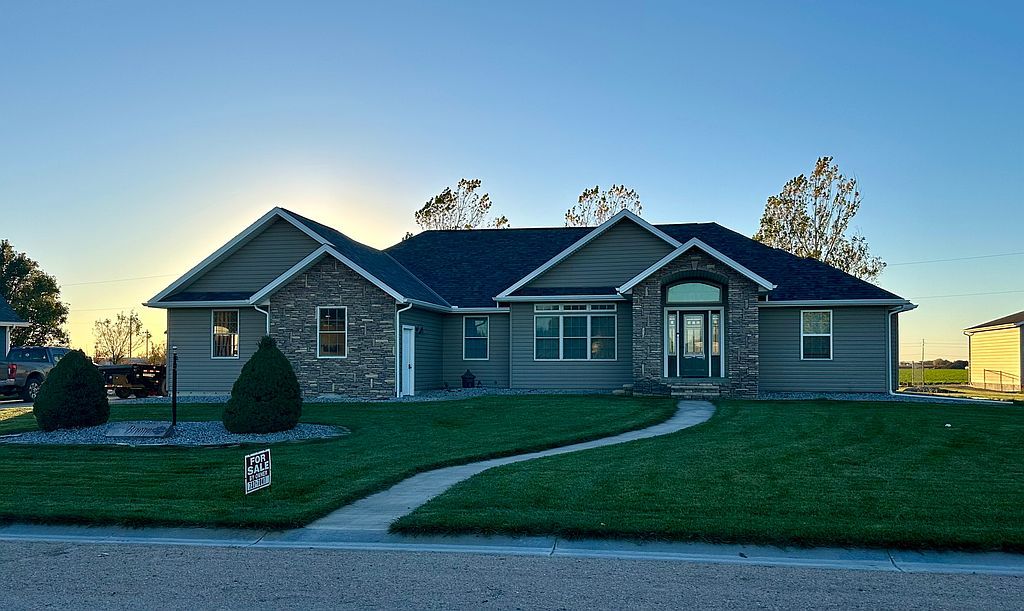 721 N Broadway St - Property Image