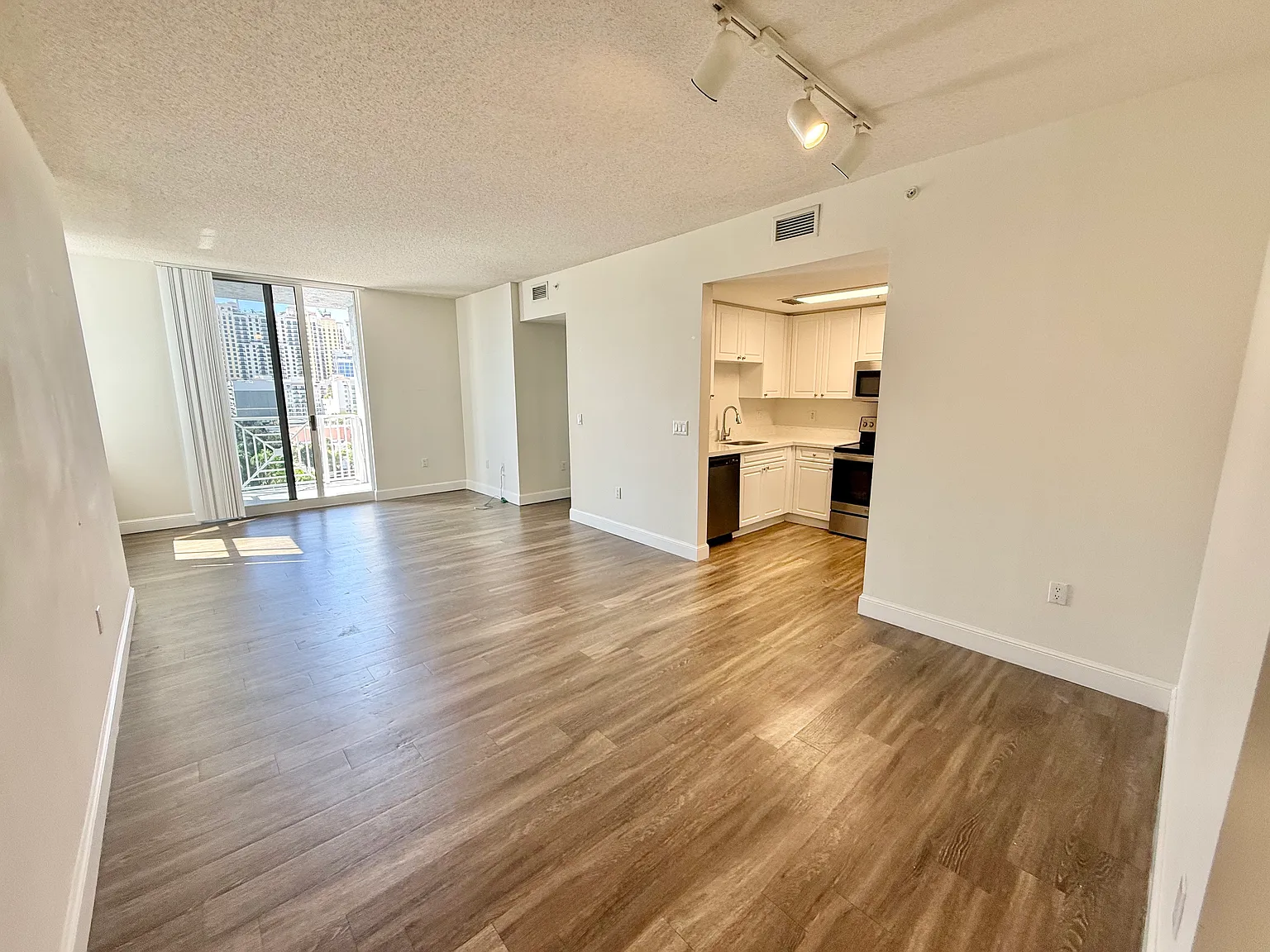 3 bed, 1174 sqft, $3,830 — Photo 1