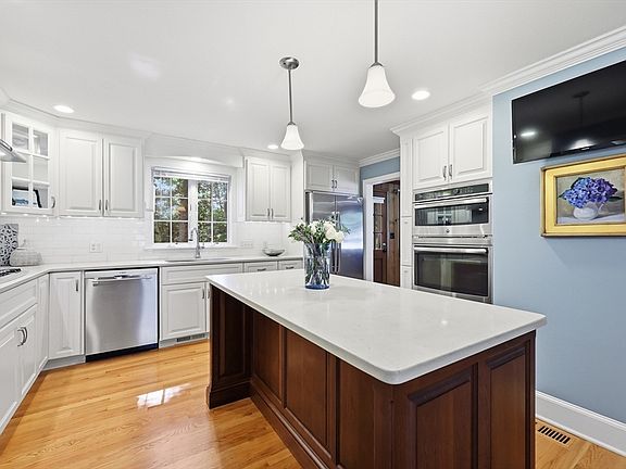 4th image of 73 Duxbury Ln