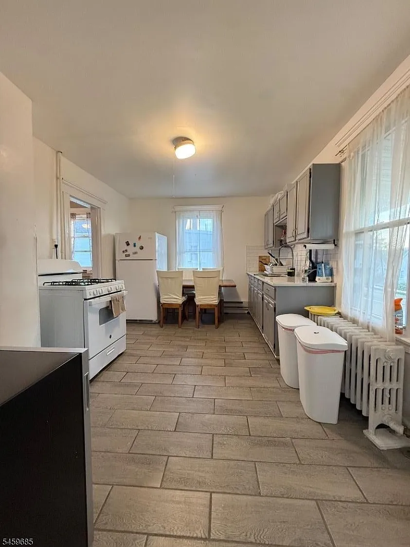 2 bed, 1.0 bath, $2,350 — Photo 2