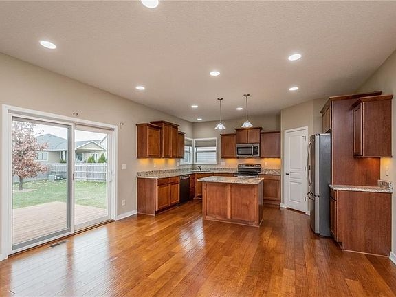 4th image of 1680 SE Heritage Dr