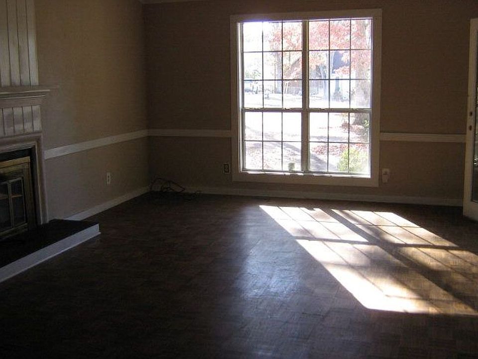 2nd image of 104 Hayfield Ct