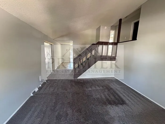 3 bed, 1.5 bath, 998 sqft, $1,325 — Photo 2