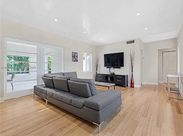 3 bed, 3.0 bath, 2084 sqft, $5,999 — Photo 3