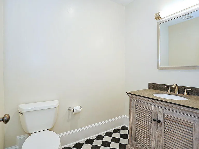 415 E Gordon St — Photo 9