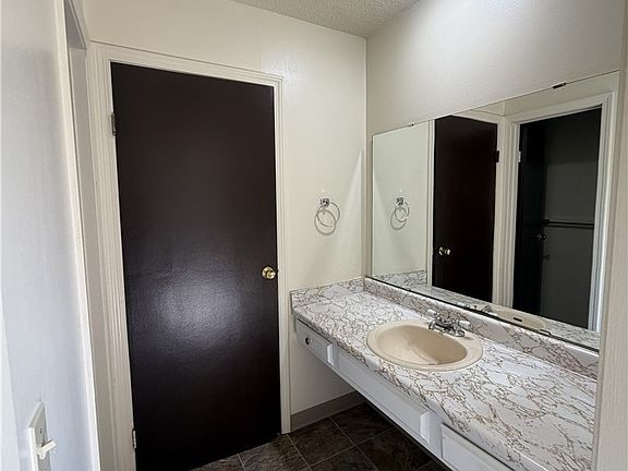 5th image of 4547 Chestnut Ridge Rd Unit 208B