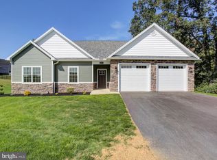 382 Teaberry Dr, Greencastle, PA 17225