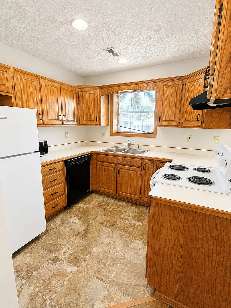 2 Bed | 2 Bath | 1-Car Garage | South Joplin $1000 — Photo 3