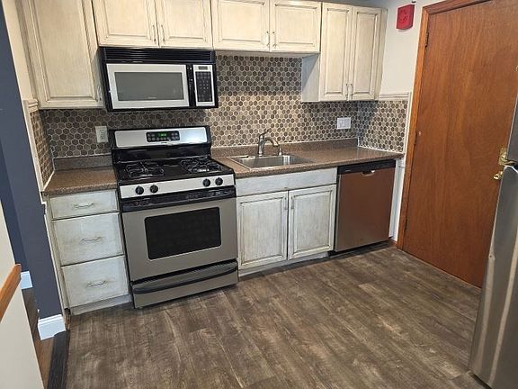 2nd image of 70 Mudge St #12