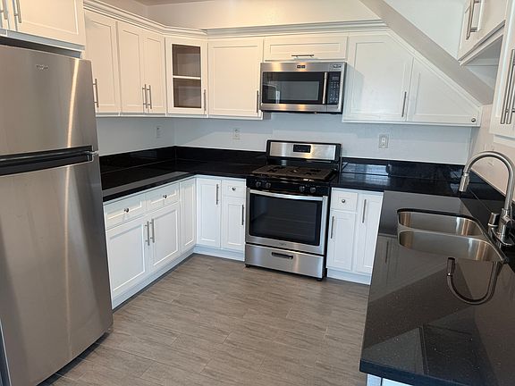2nd image of 1422 1/2 W 9th St #1422-1/2