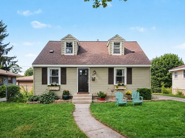 105 Katherine Dr NE, Grand Rapids, MI 49505