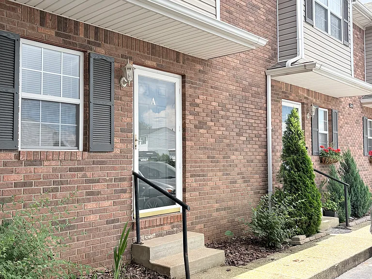 3259 Spring Hollow Ave — Photo 1