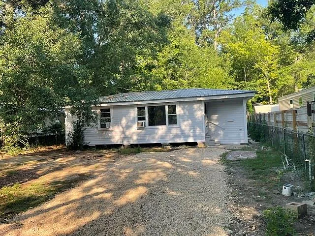 3 bed, 1.0 bath, 928 sqft, $900 — Photo 1