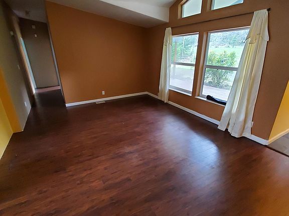 4th image of 215 N Deer Dr